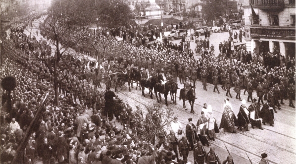  "Wśród gęstych szpalerów ludności płynie Krakowskim Przedmieściem trumna spoczywająca na lawecie".  