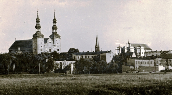  "Łowicz: widok od strony północno-zachodniej" Stefana Plater-Zyberka.  