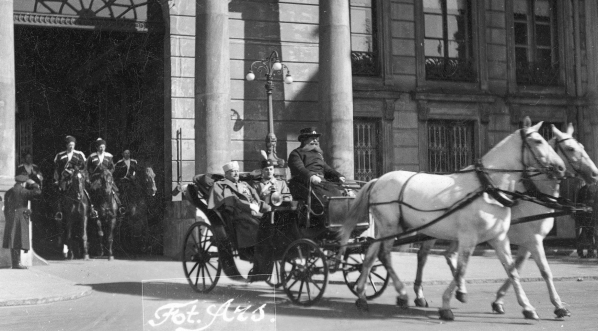  Scena z filmu "Dziesięciu z Pawiaka".  