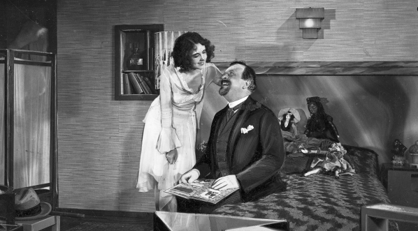  Betty Amann jako Ada i Bogusław Samborski jako kasjer Hieronim Śpiewankiewicz w jednej ze scen filmu „Niebezpieczny romans”.  