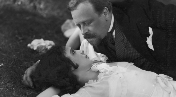  Bogusław Samborski jako kasjer Hieronim Śpiewankiewicz i Betty Amann jako Ada w jednej ze scen filmu „Niebezpieczny romans”.  (2)  