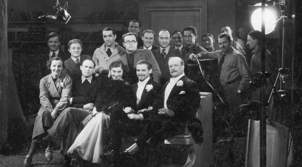  Aktorzy i realizatorzy podczas przerwy w kręceniu zdjęć do filmu "Róża" w 1936 roku.  