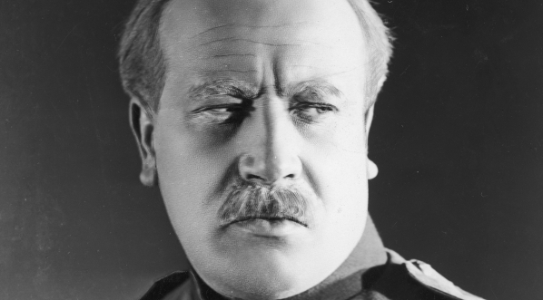  Bogusław Samborski jako generał Polenow w jednej ze scen filmu „Uroda życia”.  (2)  