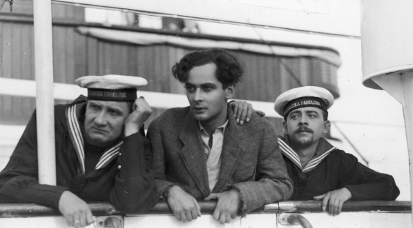  Scena z filmu "Pod banderą miłości" z 1929 roku.  