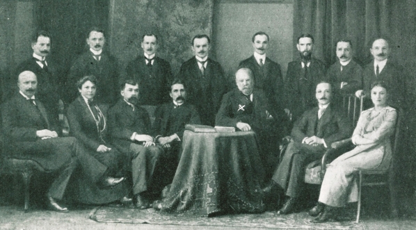  Doktor Alfred Sokołowski (x) w otoczeniu swoich asystentów podczas jubileuszu.  