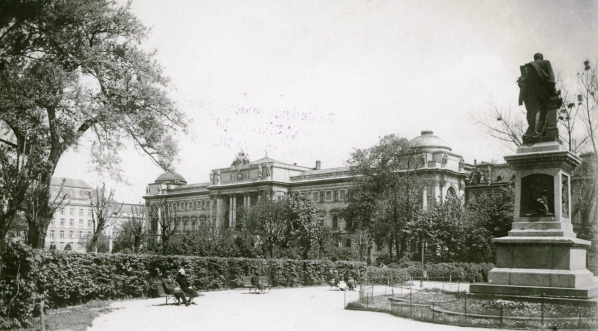  Budynek uniwersytetu i pomnik Agenora Gołuchowskiego we Lwowie.  