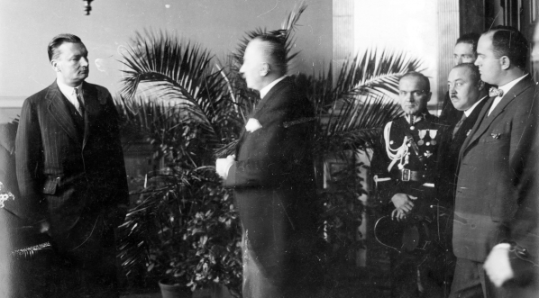  Uroczystość powitania nowo mianowanego wojewody poznańskiego hrabiego Rogera Raczyńskiego przez urzędników województwa poznańskiego w gmachu Urzędu Wojewódzkiego w Poznaniu  14.10.1929 roku.  