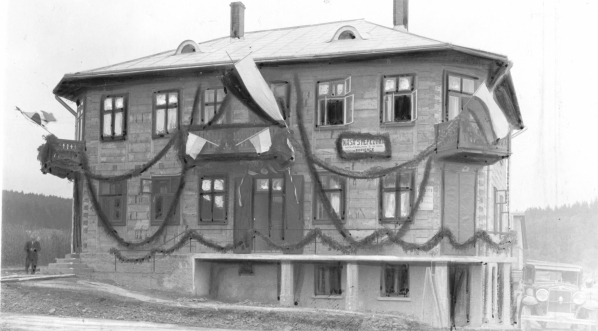  Budynek kasy im. Franciszka Stefczyka w Ropience woj lwowskie, sierpień 1933 rok.  