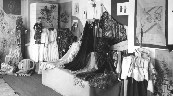  Wystawa prac uczennic Żeńskiej Szkoły Rzemiosł im. Księdza Kanonika Franciszka Raczyńskiego Towarzystwa Szkół Średnich w Sosnowcu.  