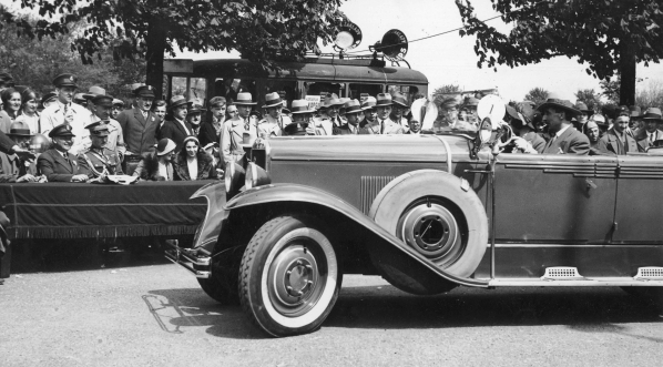  Pokaz i konkurs piękności samochodów zorganizowany przez Automobilklub Polski w parku im. Ignacego Jana Paderewskiego w Warszawie w maju 1931 roku.  