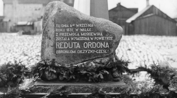  Kamień pamiątkowy w miejscu Reduty Ordona w Warszawie.  