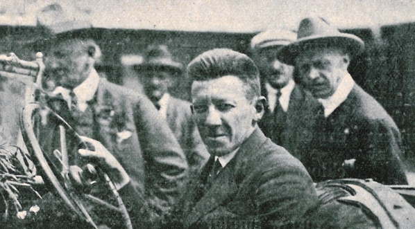  „Znakomity kierowca raidowy inż. H. Liefeldt na zwycięskiej maszynie Austro-Daimler”.  