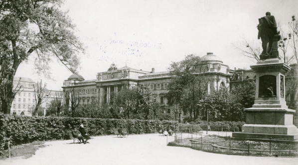  Budynek uniwersytetu i pomnik Agenora Gołuchowskiego we Lwowie.  