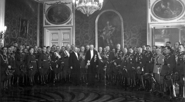  Składanie życzeń noworocznych prezydentowi RP Ignacemu Mościckiemu na Zamku Królewskim w Warszawie 1.01.1933 r.  