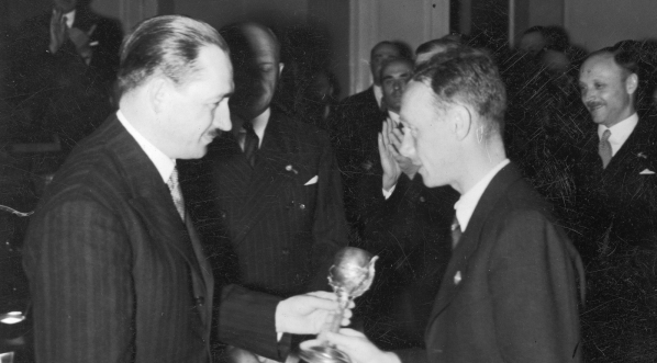  Uroczystość wręczenia nagród zwycięzcom XI Międzynarodowego Rajdu Automobilklubu Polski w Oficerskim Kasynie Garnizonowym w Warszawie w czerwcu 1938 r. (3)  