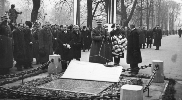  Odsłonięcie tablicy pamiątkowej w Ogrodzie Saskim w Warszawie, upamiętniającej miejsce, w którym przemawiał marszałek Józef Piłsudski 12.11.1938 r.  