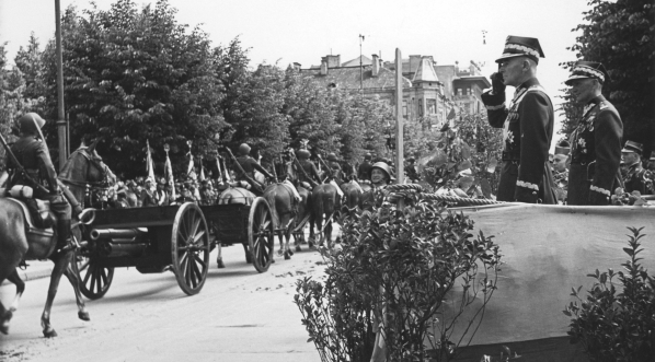  Wręczenie sztandarów ufundowanych przez ludność ziemi wileńskiej pułkom artylerii w Wilnie 3.07.1938 r.  