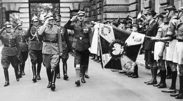  Uczestnicy kursu dla starszyzny harcerstwa polskiego z zagranicy podczas spotkania z marszałkiem Polski Edwardem Śmigłym-Rydzem w Warszawie 7.08.1939 r.  