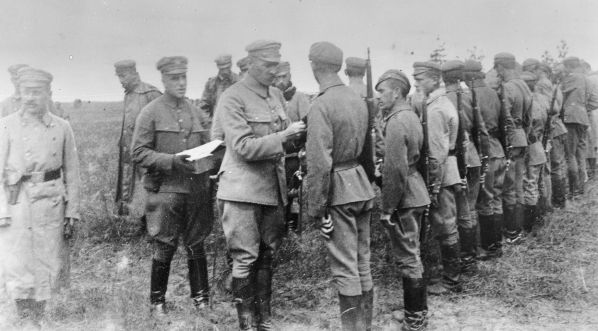  Uroczystość wręczenia przez Józefa Piłsudskiego odznaki "za wierną służbę" oficerom i żołnierzom I Brygady Legionów w Piasecznie 6.08.1916 r.  (2)  