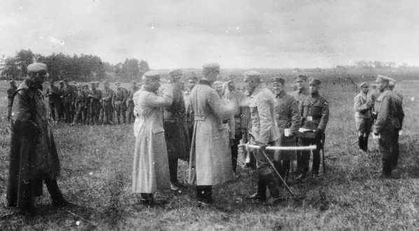  Uroczystość wręczenia przez Józefa Piłsudskiego odznaki "za wierną służbę" oficerom i żołnierzom I Brygady Legionów w Piasecznie 6.08.1916 r. (3)  