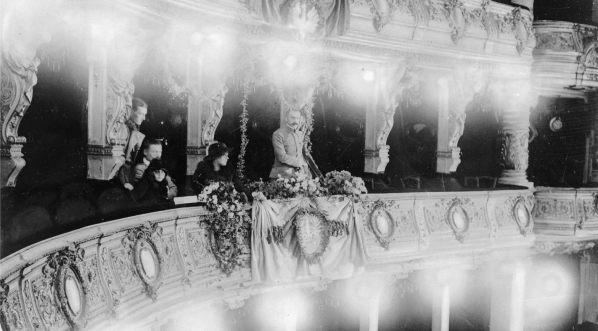  Józef Piłsudski podczas uroczystego przedstawienia teatralnego w teatrze im. J. Sowackiego w Krakowie 12.11.1916 r.  