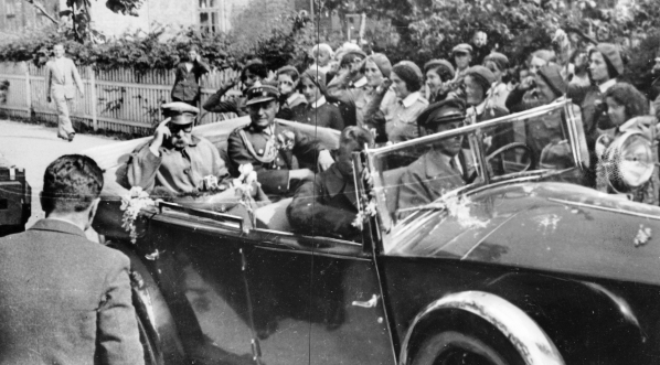  Józef Piłsudski w samochodzie w latach 1931-1935.  
