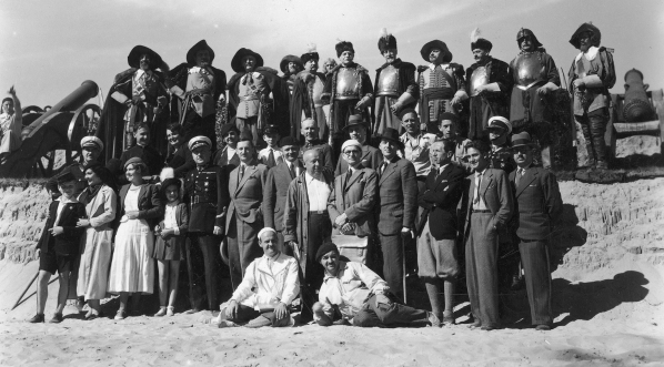  Fotografia grupowa reżyserów, aktorów i gości na planie filmu "Przeor Kordecki - obrońca Częstochowy" z 1934 r. .  