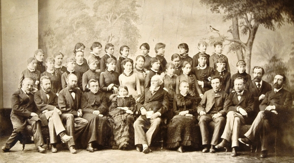  Nauczyciele i uczennice żeńskiego seminarium nauczycielskiego we Lwowie.  