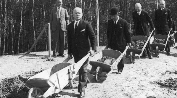  Budowa kopca Józefa Piłsudskiego w Krakowie w 1935 roku.  