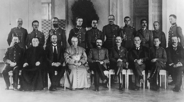  Naczelnik Państwa Józef Piłsudski w towarzystwie członków zagranicznych misji wojskowych w  Polsce  w 1919 roku.  