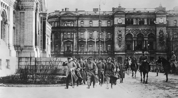  Naczelnik Państwa z grupą oficerów na placu Saskim w Warszawie w latach 1919 - 1920.  