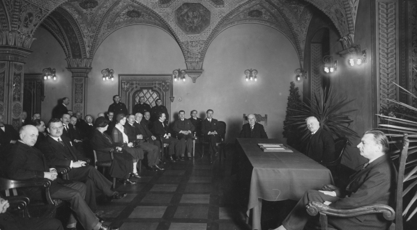  Uroczystość wręczenia nagrody literackiej miasta Poznania im. Jana Kasprowicza Józefowi Weyssenhoffowi w sali poznańskiego Ratusza 17.12.1929 r.  