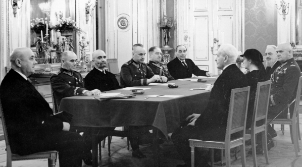  Posiedzenie rady familijnej w sprawie opieki nad córkami zmarłego Józefa Piłsudskiego na Zamku Królewskim w Warszawie 15.01.1936 r.  