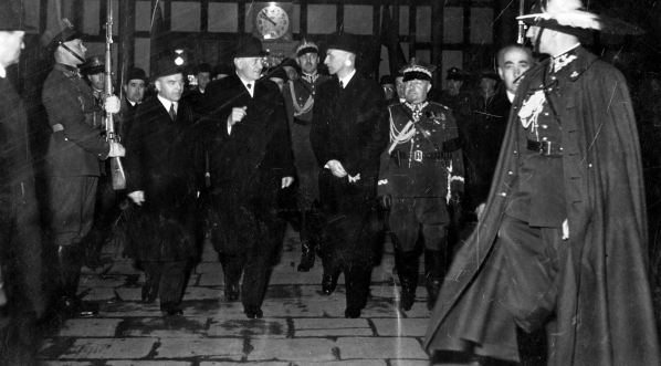  Wyjazd prezydenta RP Ignacego Mościckiego na uroczystości pogrzebowe serca Józefa Piłsudskiego w Wilnie 11.05.1936 r.  