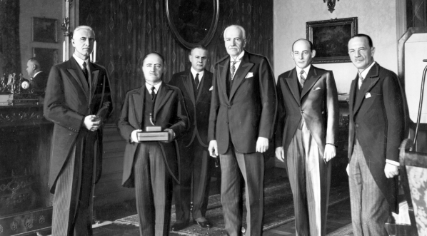  Udekorowanie Wstęgą Orderu Polonia Restituta prezesa Najwyższej Izby Kontroli Jakuba Krzemieńskiego przez prezydenta RP Ignacego Mościckiego, Warszawa grudzień 1933 roku.  