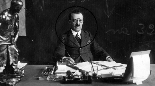  Marian Cynarski, prezydent Łodzi, w  gabinecie pracy.  