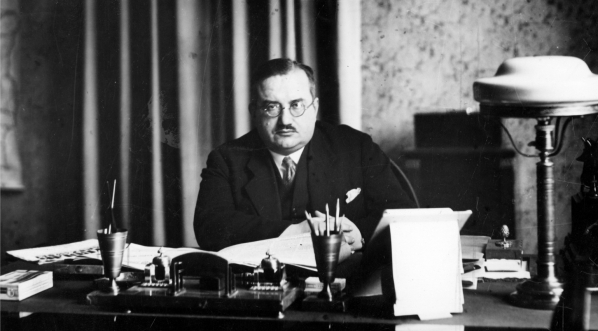  Bronisław Nakoniecznikow-Klukowski, wiceminister spraw wewnętrznych, w gabinecie pracy.  