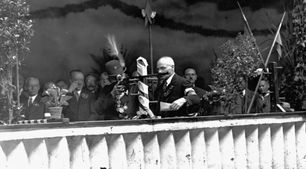  Król kurkowy oddaje strzał na strzelnicy w Forcie Szczęliwickim w Warszawie 19.06.1932 r.  