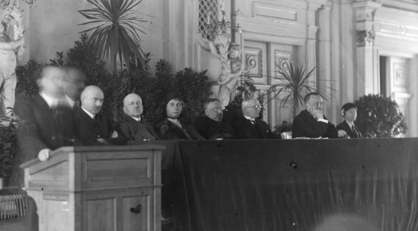  Konferencja w sprawie rozbrojenia moralnego zorganizowana przez Komisję Współpracy Międzynarodowej Polskich Stowarzyszeń Społecznych w sali Rady Miejskiej w Warszawie, 17.04.1932 r.  