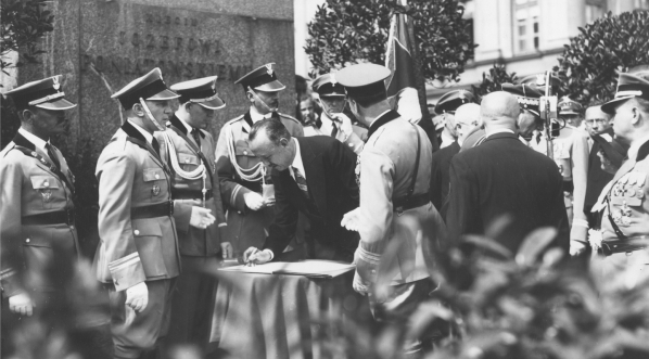  Poświęcenie sztandaru Związku Obrony Kresów Wschodnich, Warszawa 20.08.1933 r.  
