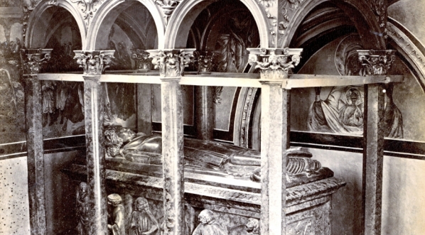  "Pomnik Władysława Jagiełły w katedrze krakowskiej".  