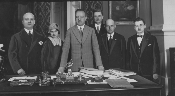  Delegacja esperantystów u prezydenta Warszawy Zygmunta Słomińskiego z petycją o przemianowanie ulicy Dzikiej na Zamenhofa, Warszawa maj 1935 roku.  