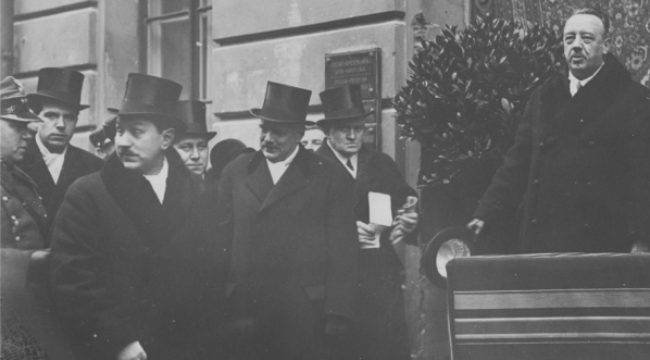  Uroczystości związane z odsłonięciem tablicy pamiątkowej ku czci Węgrów, uczestników Powstania Listopadowego na gmachu Pałacu Staszica przy ulicy Nowy Świat 72 w Warszawie, 08.12.1931 r.  