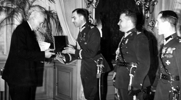  Wręczenie prezydentowi RP Ignacemu Mościckiemu odznaki pamiątkowej przez delegacje Gabinetu Wojskowego, Warszawa 07.12.1938 r.  
