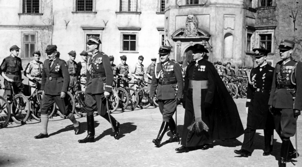  Sztafeta harcerzy z hołdem dla prezydenta RP Ignacego Mościckiego na Zamku Królewskim w Warszawie, 03.05.1937 r.  