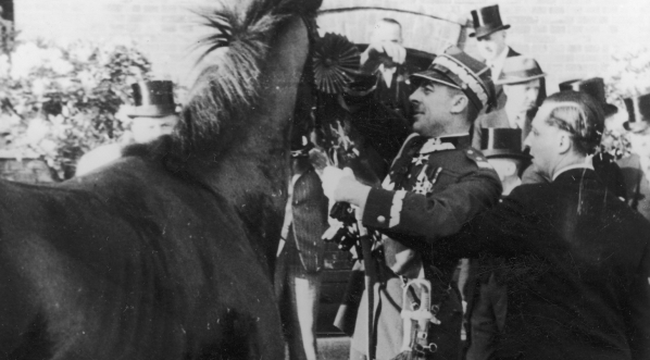  Wyścig konny o nagrodę prezydenta RP Ignacego Mościckiego na Polu Mokotowskim w Warszawie, czerwiec 1938 r.  