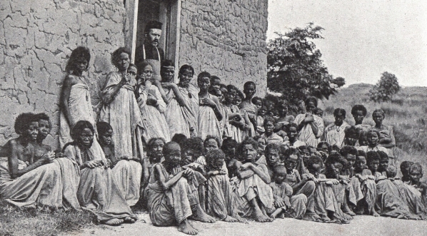  Niewiasty trędowate i ich opiekun O. Beyzym w Ambahiwurak.  