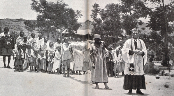  Pogrzeb trędowatego prowadzony przez O. Beyzyma.  