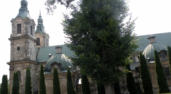  Kościół opactwa cystersów w Jędrzejowie  od strony kaplicy bł. Wincentego Kadłubka.  