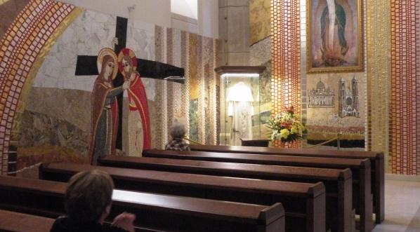  Sutanna z plamami krwi, w którą święty Jan Paweł II ubrany był 13 maja 1981 roku, kiedy terrorysta Ali Agca dokonał na niego zamachu na Placu św. Piotra w Watykanie.  